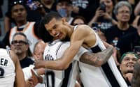 Victor Wembanyama e Julian Champagnie, do Spurs, se abraçam após vitória sobre o Trail Blazers no jogo cinco da primeira rodada dos playoffs da Conferência Oeste (Foto: Ronald cortes/Getty images/Afp)