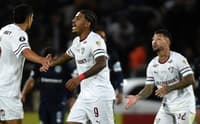 John Kennedy comemora gol pelo Fluminense na Libertadores (Foto: Andres LARROVERE / AFP)