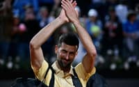 Novak Djokovic, da Sérvia, aplaude ao deixar a quadra após sua partida de simples masculina contra Dino Prizmic, da Croácia, no torneio de tênis de Roma (Foto: Filippo monteforte/Afp)