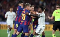 Jogadores de Barcelona e Real Madrid trocaram empurrões (Foto: Josep LAGO / AFP)