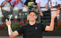 Jannik Sinner comemora vitória na terceira rodada do Aberto de Roma (Foto: ALBERTO PIZZOLI / AFP)