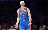 Alex Caruso vibra ao marcar cesta para o Oklahoma City Thunder nos playoffs da NBA 25/26 (Foto: LUKE HALES / GETTY IMAGES)