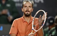 Daniil Medvedev comemora vitória no Aberto de Roma (Foto: TIZIANA FABI / AFP)