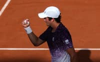 João Fonseca comemora ponto na estreia de Roland Garros contra o francês Luka Pavlovic (Foto: Alain JOCARD / AFP)