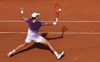 João Fonseca voleia na estreia de Roland Garros contra o francês Luka Pavlovic (Foto: Alain JOCARD / AFP)
