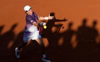 João Fonseca na vitória sobre o croata Dino Prizmic na segunda rodada em Roland Garros (Foto: by Dimitar DILKOFF / AFP)