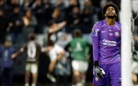 Hugo Souza teve partida abaixo (Foto: Miguel Schincariol / AFP)