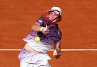 João Fonseca devolve de direita na partida contra o sérvio Novak Djokovic (Foto: Dimitar DILKOFF / AFP)