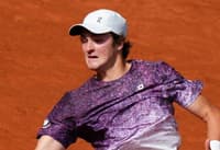 João Fonseca devolve de direita na partida contra o sérvio Novak Djokovic (Foto: Dimitar DILKOFF / AFP)