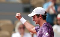 João Fonseca comemora ponto contra o sérvio Novak Djokovic (Foto: Dimitar DILKOFF / AFP)