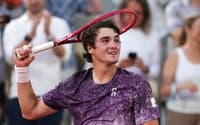 A felicidade de João Fonseca após derrotar o sérvio Novak Djokovic em Roland Garros (Foto: Dimitar DILKOFF / AFP)