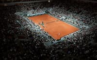 A quadra central de Roland Garros na vitória de João Fonseca sobre o norueguês Casper Ruud (Foto: Dimitar DILKOFF / AFP)