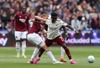 Jogadores de Arsenal e West Ham disputam a bola durante partida pela Premier League