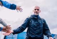 Guardiola cumprimenta torcedores do Manchester City antes de jogo contra o Brentford