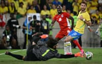 Alisson faz defesa após finalização de jogador do Panamá contra o Brasil