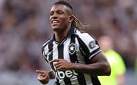 Danilo, alvo do Palmeiras, durante partida pelo Botafogo