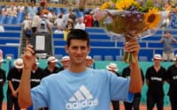 Djokovic em julho de 2006, aos 19 anos, com o primeiro dos 101 troféus, em Amersfoort (Arquivo/Twitter)