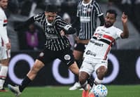 Garro e Danielzinho em ação no clássico entre Corinthians e São Paulo