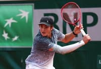 João Fonseca em um dos primeiros treinos em Roland Garros
