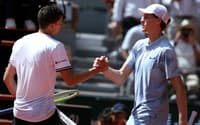 Jannik Sinner e Juan Manuel Cerúndolo se cumprimentam após partida em Roland Garros (Foto: Alain JOCARD / AFP)