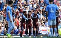 Jogadores do Aston Villa comemoram gol contra o Manchester City, em jogo pela Premier League