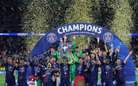 Jogadores do PSG celembram conquista da Champions League sobre o Arsenal, em Budapeste