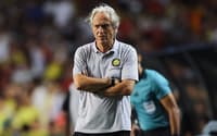 Jorge Jesus observa jogo entre Al-Nassr e Al-Ittihad, pela Supercopa Saudita