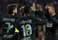 Kvaratskhelia é festejado pelos colegas de PSG ao abrir o placar contra o Lens