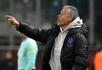 Luis Enrique orienta jogadores do PSG contra o Metz, pela Ligue 1