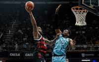 Cummings e Buiú travam disputa no jogo 4 de Brasília x Flamengo pelas quartas de final do NBB 25/26 (Foto: Matheus Maranhão / CAIXA Brasília)