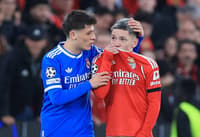 Momento em que Vini Jr acusa Prestianni de ter dito uma injúria racial após tapar a boca com a camisa em Benfica x Real Madrid