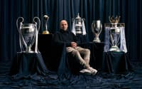 Pep Guardiola ao lado dos diferentes troféus conquistados com o Manchester City