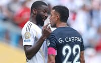 Rüdiger e Cabral discutem em campo na reta final do jogo entre Real Madrid e Pachuca, pelo Mundial de Clubes (Foto: Richard Pelham/AFP)