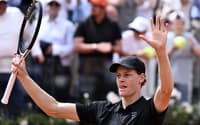 Sinner comemora vitória sobre Rublev com torcida no Foro Itálico de Roma (Foto: Tiziana FABI / AFP)
