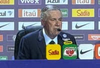 Ancelotti sentado na mesa da convocação