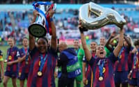 jogadoras do barcelona festejam título com taça e balão com o número 4
