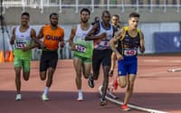 Corredores paralímpicos em pista de atletismo