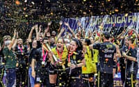 Adenízia ergue o troféu da Superliga Feminina 2025/26 pelo Praia Clube (Foto: Wander Roberto/Inovafoto/CBV)