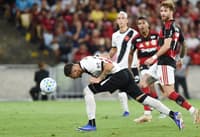 Hugo Moura marca o gol de empate do Vasco com o Flamengo