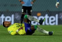 Neymar caído no gramado após sofrer grave lesão no joelho esquerdo em Uruguai x Braisl (Foto: Pablo Porciuncula/AFP)