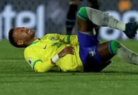 Neymar caído no gramado após sofrer grave lesão no joelho esquerdo em Uruguai x Braisl (Foto: Pablo Porciuncula/AFP)