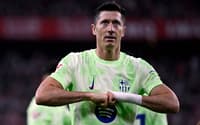 Robert Lewandowski comemora gol pelo Barcelona em La Liga (Foto: Ander Gillenea/AFP)