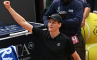Jannik Sinner comemora durante duelo com Daniil Medvedev, na semifinal do Masters 1000 de Roma