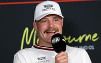 Valtteri Bottas em coletiva antes de GP da Austrália na F1 2026 (Foto: Martin KEEP / AFP)