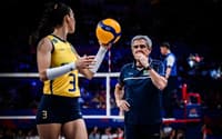 Zé Roberto orienta Macris em Brasil x Turquia pela VNL 2025 (Foto: Volleyball World)