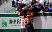 A emoção de Guto Miguel com seu staff em Roland Garros (Foto Julien Crosnier/FFT)