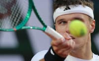 O tcheco Jakub Mensik na vitória sobre o russo Andrey Rublev em Roland Garros (Foto: Thomas SAMSON / AFP)