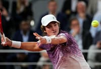 João Fonseca na derrota para o tcheco Jakub Mensik em Roland Garros (Foto: Thomas SAMSON / AFP)