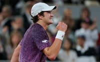 João Fonseca gesticula na derrota para o tcheco Jakub Mensik em Roland Garros (Foto: Thomas SAMSON / AFP)