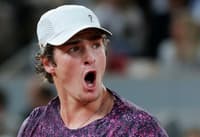 O brasileiro João Fonseca reage após um ponto em partida contra o tcheco Jakub Mensik pelas quartas de final de simples masculina no décimo dia do torneio de tênis de Roland Garros, na quadra Philippe-Chatrier, em Paris (Foto: Thomas Samson / Afp)
